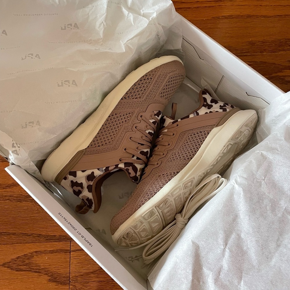APL Techloom Tracer Size 7.5 almond/pristine/leopard with box and extra laces